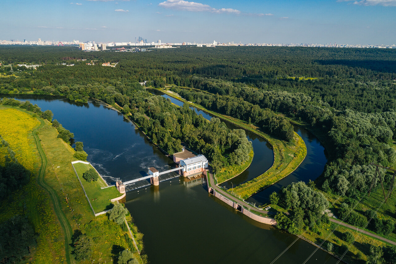 Чистые пруды москва достопримечательности. Резиденция чистые пруды. Чистые пруды сквер. Чистая москва. Москва сквер чистые пруды.