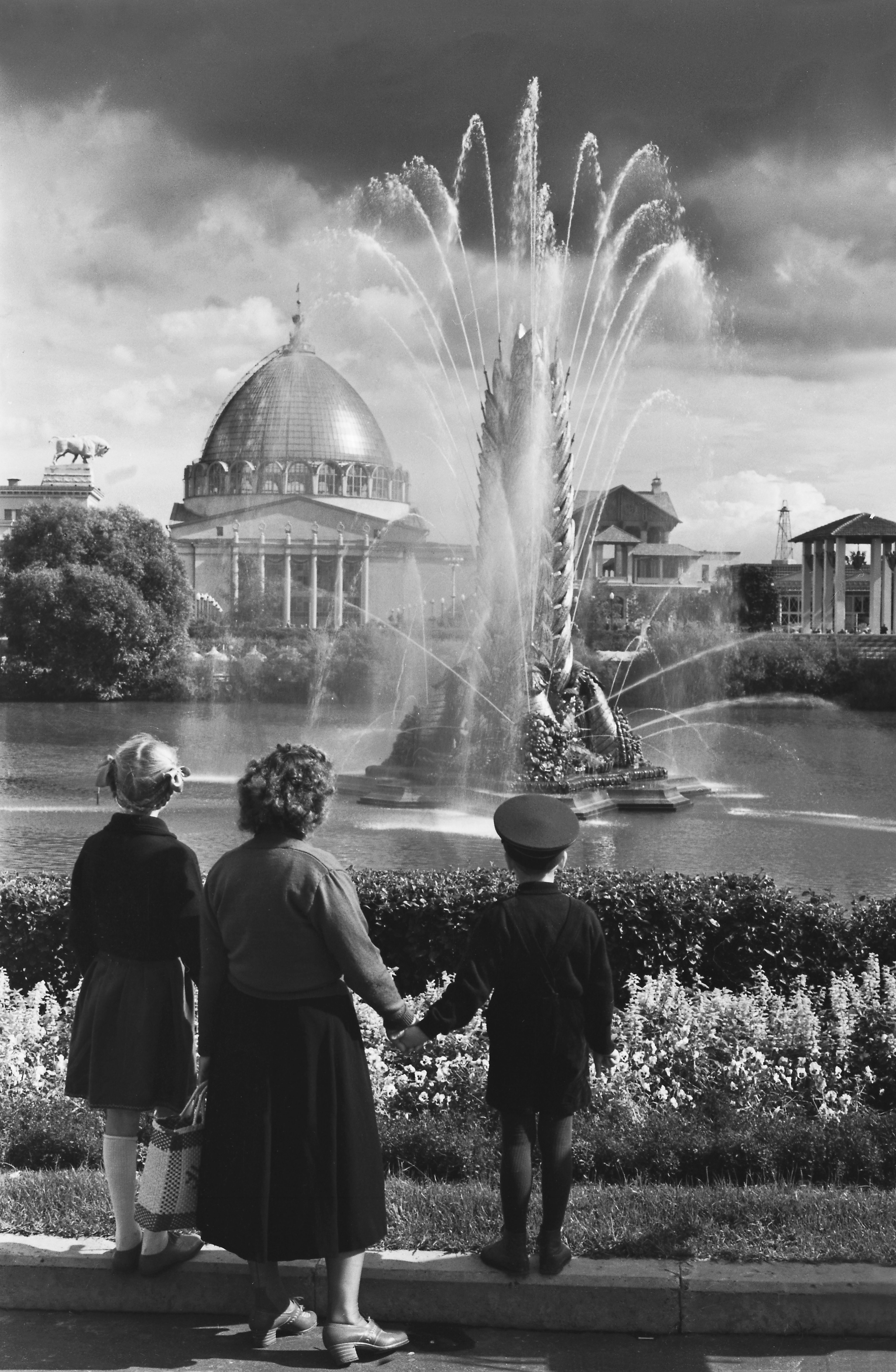 Фонтанк золотой колосс. Фонтан колос. Фонтан залолотой колас на вднх. Золотой колос москва фонтан вднх. Фонтан золотой колос.