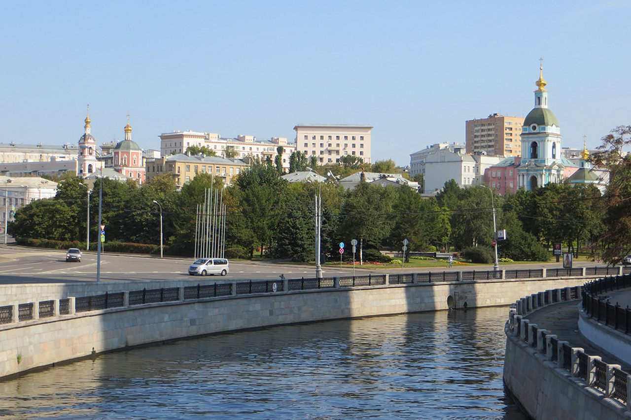 Центр рек. Набережная реки Яузы Москва. Яузский мост в Москве. Яузская набережная Москва. Чечулин набережная Яузы.