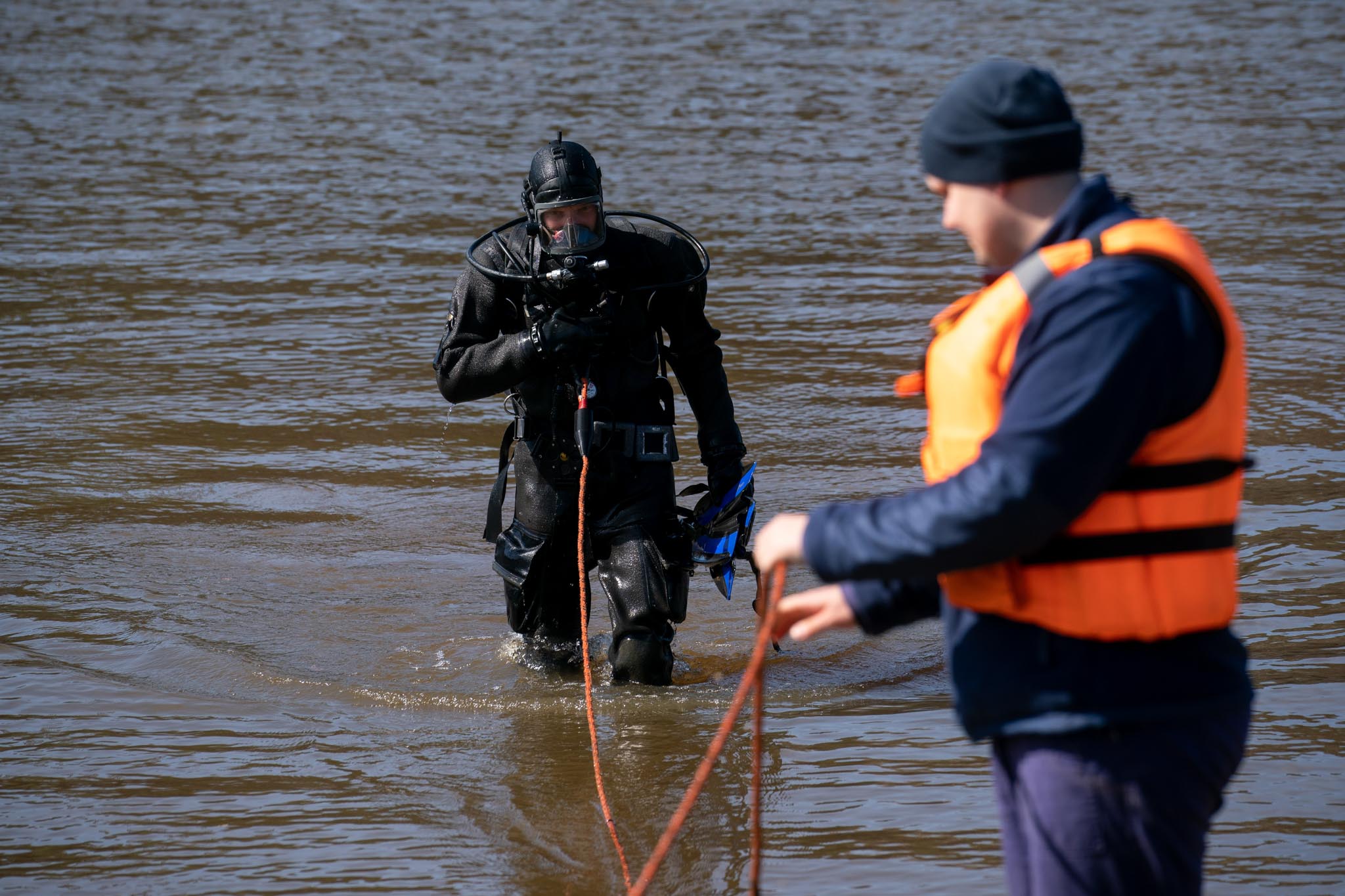 Работают на земле а водолазы