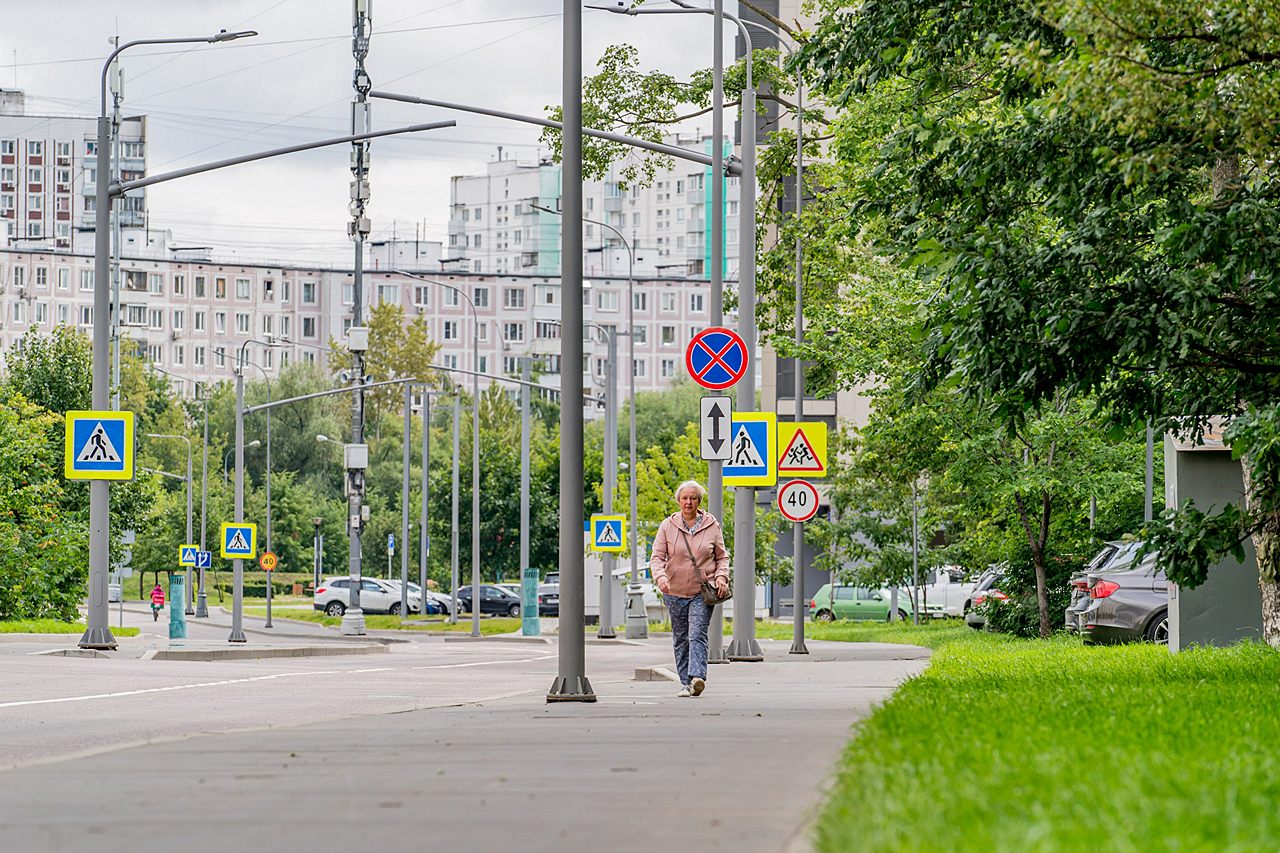 Зюзино БКЛ. Парковочный карман для инвалидов. Пешеходный переход в городе.